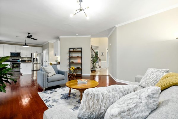 Welke diensten biedt een generalistisch huis aan gezinnen?